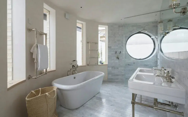 Blythe Road by Onefinestay