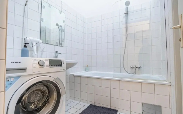 Contemporary 1BR LR Close to Belvedere