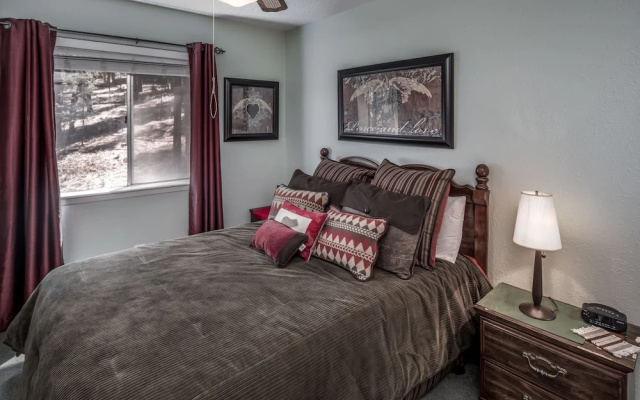 1st Wood N' Box Lodge - Three Bedroom Cabin