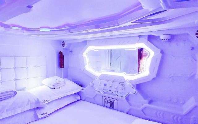 Met A Space Pod @ Arab Street