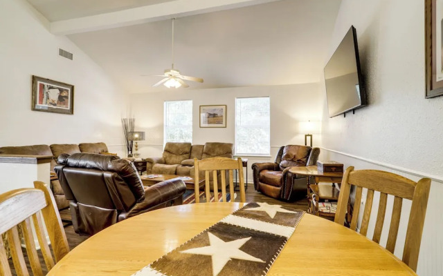 Wine Tours & Antiquing: Townhome Near Dtwn Brenham