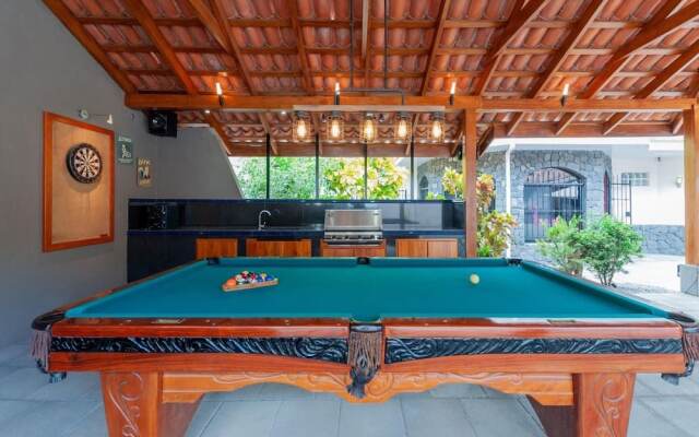 Elegant House 3-bed/2-bath With Large BBQ Patio