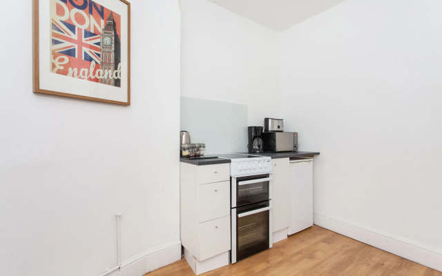 Spacious Studio Apartment Soho Square