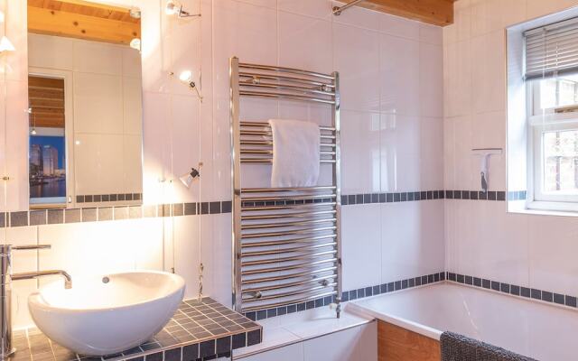 Stylist Split Level 2 Bed With Parking