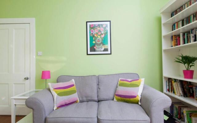 Bright and Modern Causewayside Apartment