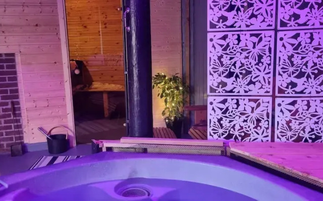 Angela's Hideaway - 2 Beds - Hot Tub - Sauna