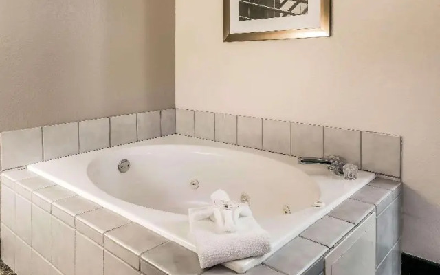 Quality Inn & Suites Mason