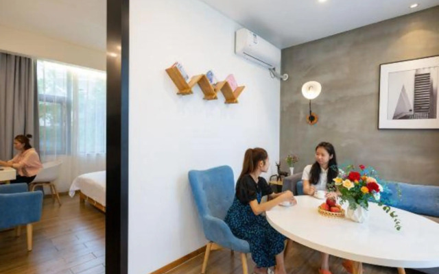 Shiguang Xiaozhu Hotel