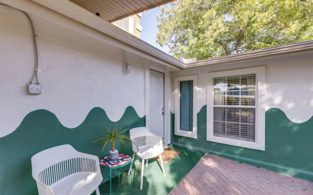 5 Mi to Dtwn Austin: Vibrant Home w/ Patio