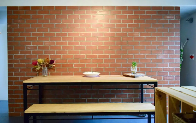 Trendy Home In Secure Complex With Mountain Views