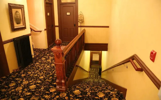 Martin & Mason Hotel
