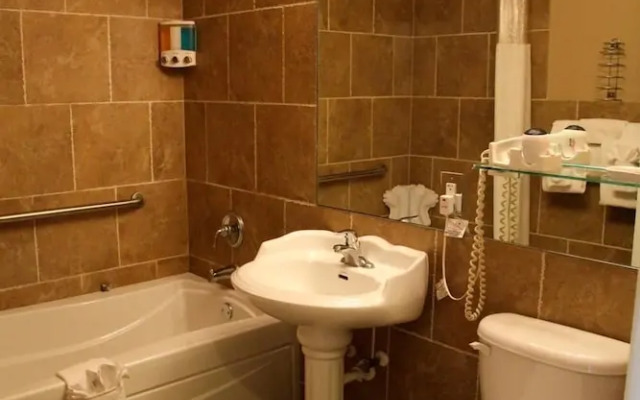 Lake Grassy Inn & Suites