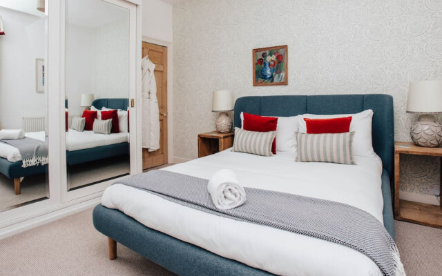 Dolls House - Luxury Townhouse - From 400 Per Night