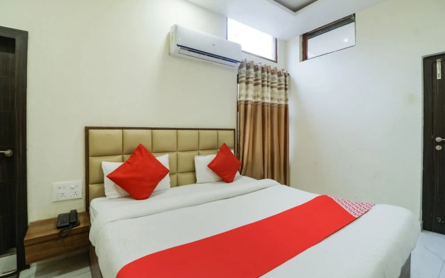 OYO 28789 Hotel Adarsh