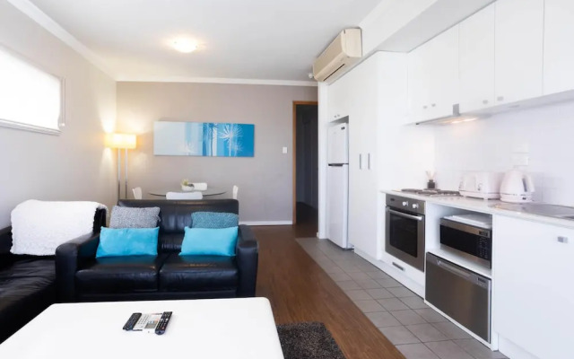 Lovely 2BR Apartment in West Perth With Parking!