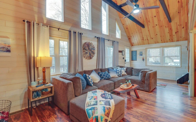 Family-friendly Cabin w/ Fire Pit in Pocono Lake!