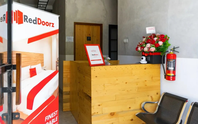 RedDoorz near Sam Poo Kong 3