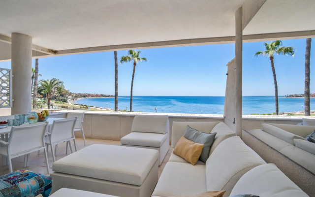 Beach-line apartment with 3 bedrooms in Estepona