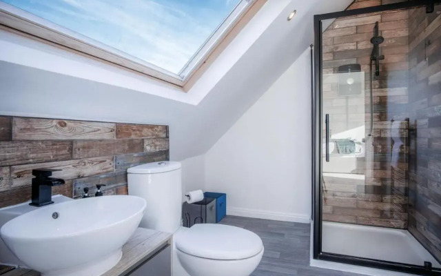 The Penthouse 1 Bedroom Apartment Ocean Breeze