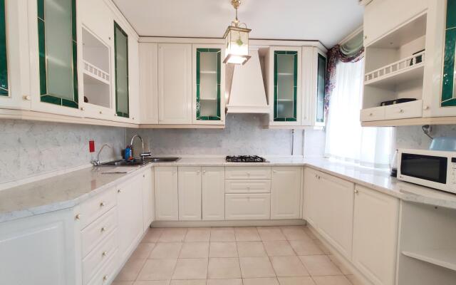 Tverskaya Street (Тверская Стрит) на улице 2-я Бресткая