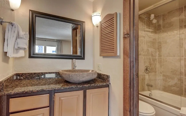 Nice Update Condo - Great Access to Superbee Lift in East Village - AN302 by RedAwning