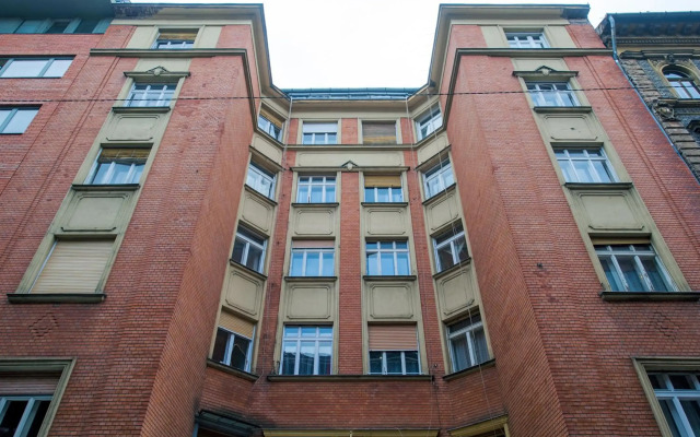 PARKING, AC, 2 Bedroom design flat in the center