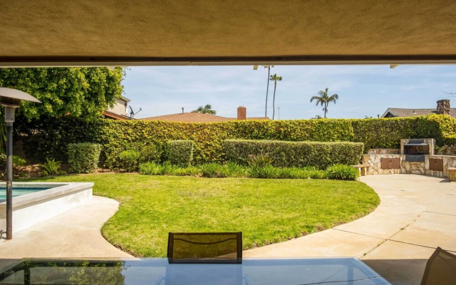 Los Angeles Suite w/ Covered Patio Area!