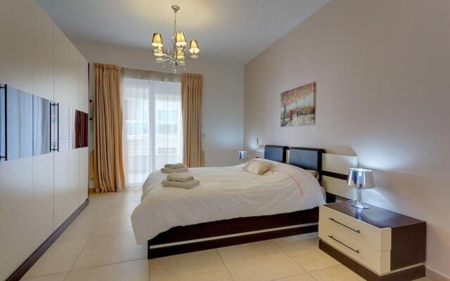 Stunning Seafront Lux Apt wt Pool, Upmarket Area