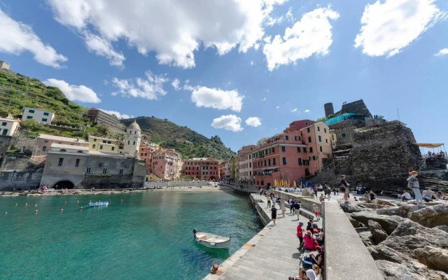 ALTIDO Pretty House in Vernazza Middle Apartment