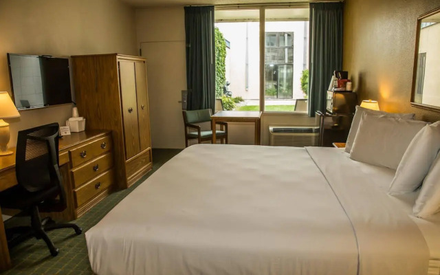 Baymont by Wyndham Fargo