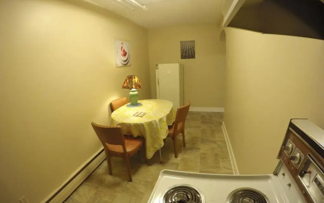 Admiral's Quay Motel & Suites