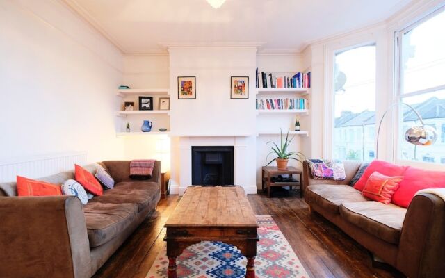 Sunny, Bohemian-style Flat For 4 in Queens Park