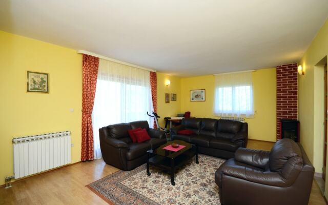 Apartment Leo