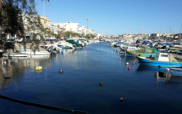 Seafront apartment between Valletta and Sliema