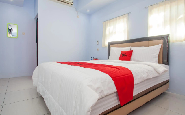 RedDoorz near Karangasem Train Station 2 – Guest Rooms – Banyuwangi