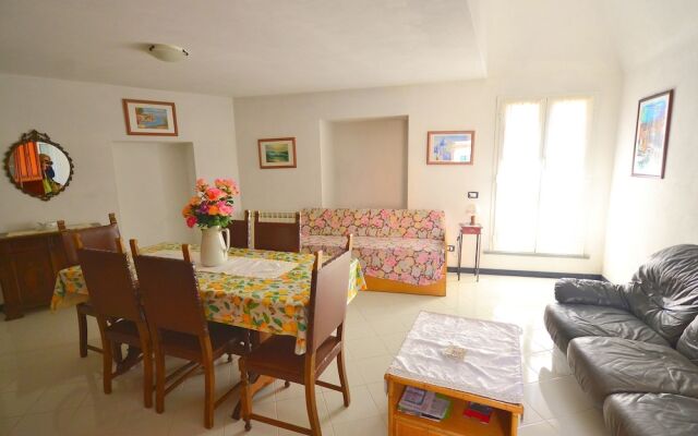 20 km from the 5 Terre, in a small town, 3-room apartment, terrace with view