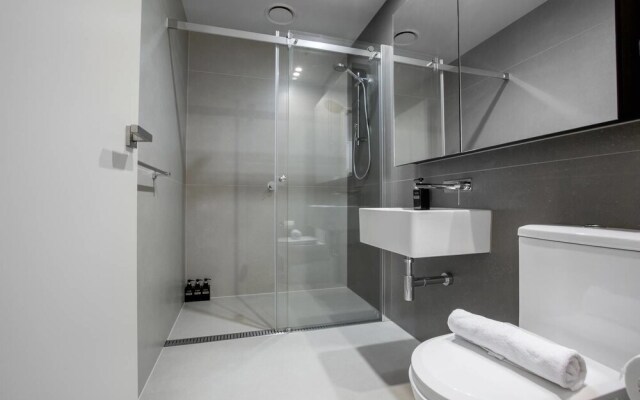 Stunning 2 Bed On Collins With Pool In Southern Cross
