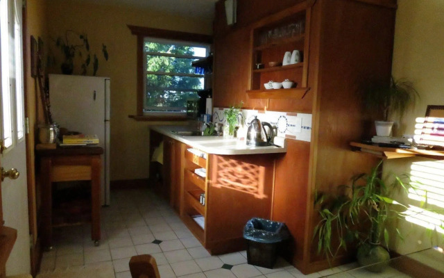Artisan Upstairs Guesthouse