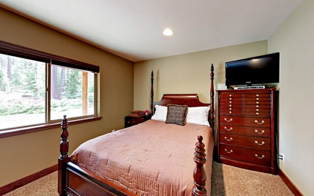 High End Executive Tahoe Home by RedAwning