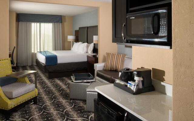 Holiday Inn Express and Suites Kansas City Airport, an IHG Hotel