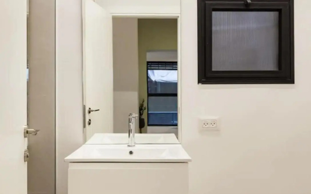 Renovated Large 3Rm Apartment 5 Min From The Beach