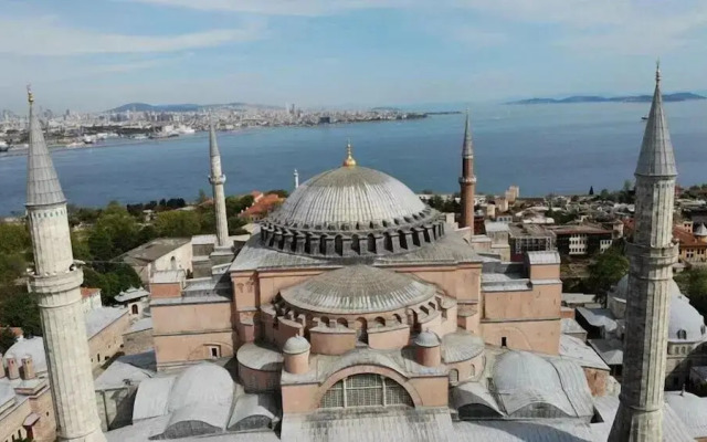 Taksi̇m Whi̇te Sui̇t