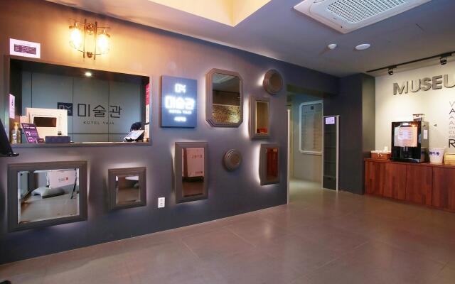 KOTEL YAJA sadang art gallery