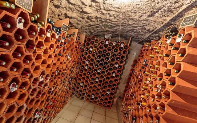 Hôtel-Restaurant La Crèche et sa piscine intérieure - Logis Hôtels