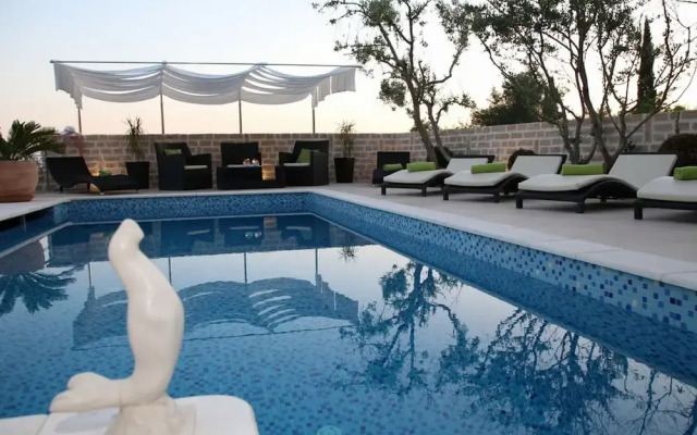 Okrug Gornji Luxurious Escape Villa With Pool