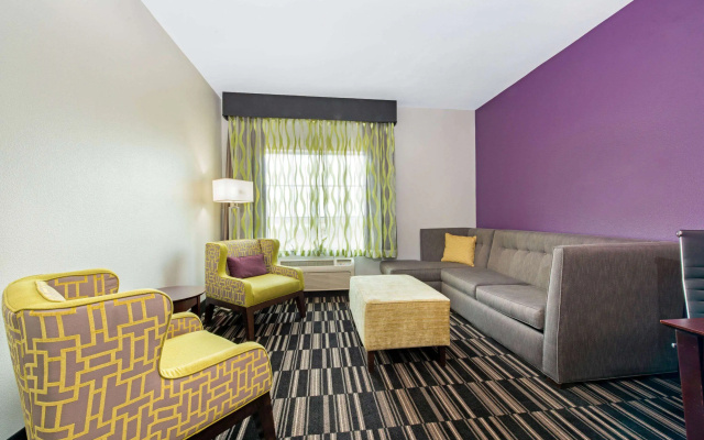 La Quinta Inn & Suites by Wyndham Bridge City