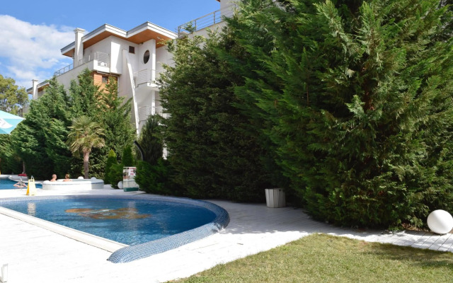 White Sails Apartments
