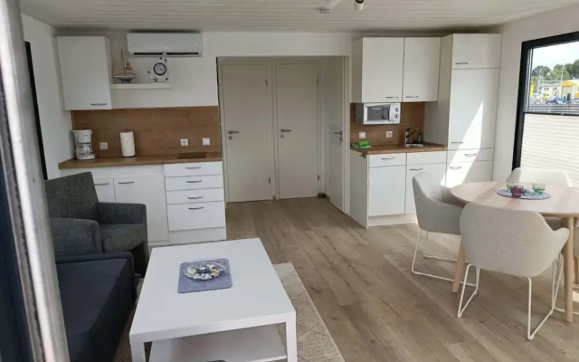 Hausboot in Laboe an der Kieler Foerde