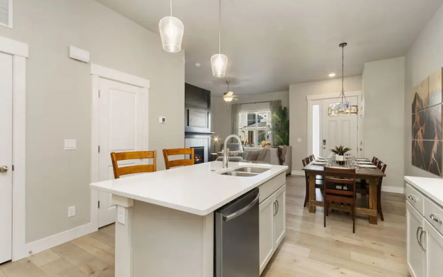 Noco Retreat - King Beds, Fireplace, Scenic Trails