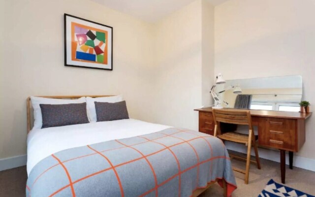 Quintessential 2 BR London Bridge Apartment